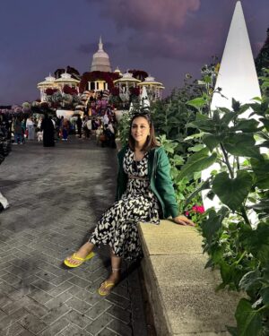Maryam Noor Instagram - Where flowers speak the language of miracles!🌷✨