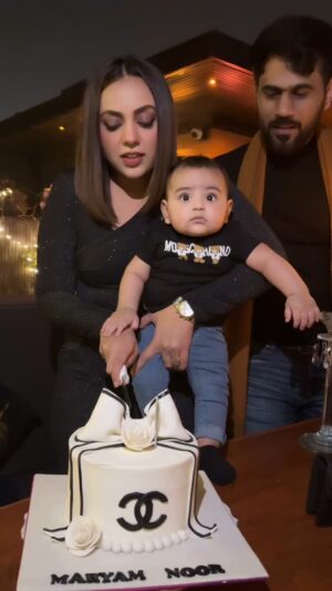 Maryam Noor Instagram - Another year older, but this time as a mummy! 🎂✨ Celebrating with my little one makes this birthday extra special.
Thank you husband @ismailbutt for always making my birthday so special.♥️

And a special shoutout to my favorite  @minitreatscc for yet another beautiful cake! 🍰✨
Wearing: @wearwestpk
👶🏻: @moschino