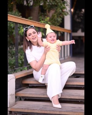 Maryam Noor Instagram - Half a year ago, you changed my world forever. Six months of love, laughter, and the most beautiful moments. Happy 6 months, my baby!

📍: @wbywasabi 
🎂: @minitreatscc 
🎪: @zealandzesteventss 
📸: @qaafseenmeemofficial 
👶🏻: @poloralphlauren