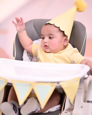 Maryam Noor Instagram - Half a year ago, you changed my world forever. Six months of love, laughter, and the most beautiful moments. Happy 6 months, my baby!

📍: @wbywasabi 
🎂: @minitreatscc 
🎪: @zealandzesteventss 
📸: @qaafseenmeemofficial 
👶🏻: @poloralphlauren