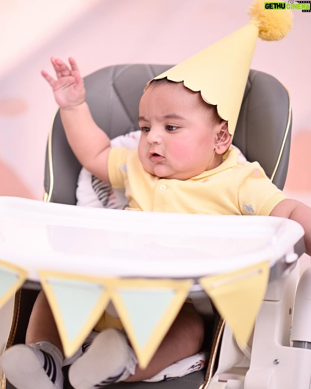 Maryam Noor - 30.6K Likes - Half a year ago, you changed my world forever. Six months of love, laughter, and the most beautiful moments. Happy 6 months, my baby!
📍: @wbywasabi
🎂: @minitreatscc
🎪: @zealandzesteventss
📸: @qaafseenmeemofficial
👶🏻: @poloralphlauren