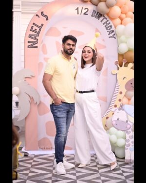Maryam Noor Instagram - Half a year ago, you changed my world forever. Six months of love, laughter, and the most beautiful moments. Happy 6 months, my baby!

📍: @wbywasabi 
🎂: @minitreatscc 
🎪: @zealandzesteventss 
📸: @qaafseenmeemofficial 
👶🏻: @poloralphlauren