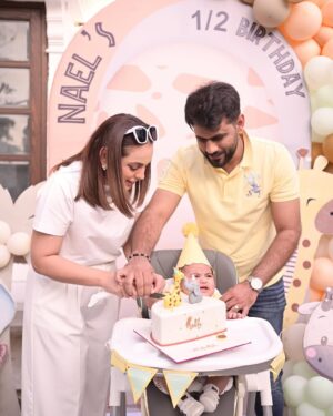 Maryam Noor Instagram - Half a year ago, you changed my world forever. Six months of love, laughter, and the most beautiful moments. Happy 6 months, my baby!

📍: @wbywasabi 
🎂: @minitreatscc 
🎪: @zealandzesteventss 
📸: @qaafseenmeemofficial 
👶🏻: @poloralphlauren