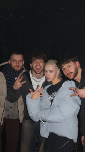 Masha Kondratenko Instagram - проголосуєте за нас в наступному році?