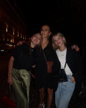 Masha Kondratenko Instagram - 25 🥳

що хочеться сказати?) я закохана в життя з усіма його неідеальностями. я закохана в людей, які поруч зі мною. я закохана в свою професію. 

вперше за багато років - я не писала підсумки року в контексті «що я могла зробити, але не зробила». я написала вдячності собі за все класне, що зі мною сталось за цей рік. а сталось дуже багато♥️ 
я вдячна своїм батькам за те, що можу жити на цій планеті. за те, що вони мене виховали такою, яка я є) і своїм друзям за те, що формуєте мене і розділяєте всі етапи мого життя та становлення💞 

єдине і найголовніше - хочеться миру.  і хочеться просто бути щасливою 🫶🏼 Дякую всім за привітання і теплі слова!! Дякую вам за те, що ви в мене є. 

Люблю, міцно обіймаю через кілометри і дистанції