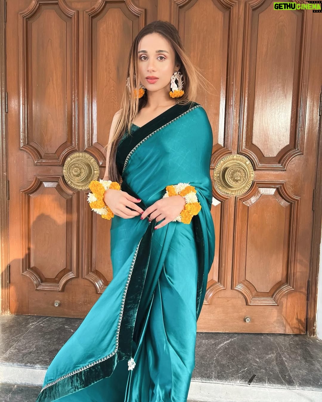 Mashal Khan - 32K Likes - Such a beautiful saree @farahtalibaziz💕
Hair and make up @astelbhatti