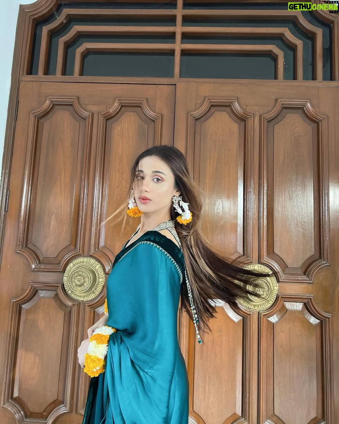 Mashal Khan - 32K Likes - Such a beautiful saree @farahtalibaziz💕
Hair and make up @astelbhatti