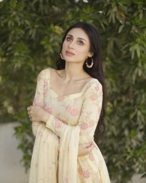 Mashal Khan Instagram - A little moment of yellow and sun 

Wearing @kayseria.official💛
Team @astelbhatti  @stylebywarda @chauhanified💛