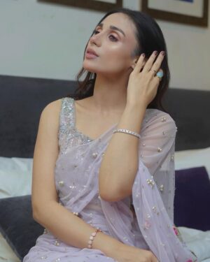 Mashal Khan Instagram - A never-ending love affair with sarees🕊

Make up and hair @astelbhatti💕
Wearing @farahtalibaziz💕