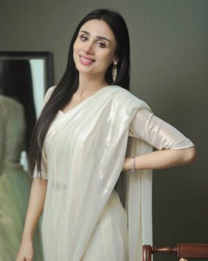 Mashal Khan Instagram - Saaris will always just be my most favourite thing🕊️

Saari from @sabarajputofficial 
Jewellery @agoldstoryofficial
Hair and make up @astelbhatti 
Styled by @stylebywarda 
Photography @chauhanified