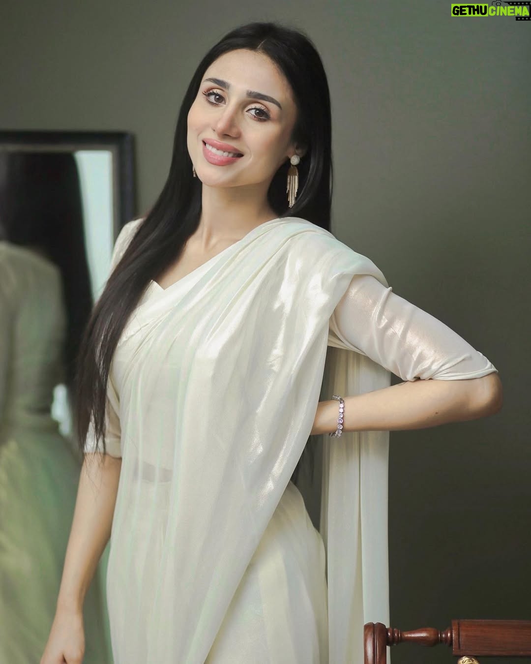 Mashal Khan - 111.8K Likes - Saaris will always just be my most favourite thing🕊️
Saari from @sabarajputofficial
Jewellery @agoldstoryofficial
Hair and make up @astelbhatti
Styled by @stylebywarda
Photography @chauhanified