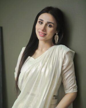 Mashal Khan Instagram - Saaris will always just be my most favourite thing🕊️

Saari from @sabarajputofficial 
Jewellery @agoldstoryofficial
Hair and make up @astelbhatti 
Styled by @stylebywarda 
Photography @chauhanified