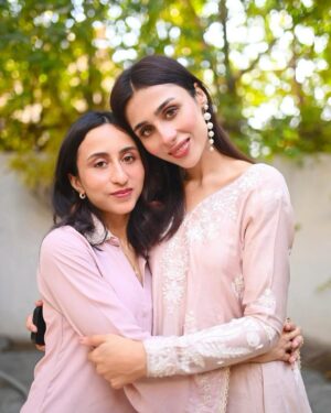 Mashal Khan Instagram - Eid mubarak from me and mine to you and yours💕✨
May all of your jayiz duas be accepted 
May your family be safe and healthy
May you love and be loved completely and deeply 
May you be safe from nazar and hassad 
May your friends protect you and make you laugh endlessly 
May your hearts soften toward animals 
May you choose kindness, especially in the face of adversity 
May Allah tala be soft with you 
And more than anything, today and every day, FREE P@L3ST!N3 

Wearing @ansabjahangirstudio 
Hair and make up @astelbhatti 
Photography @saadmunir.1