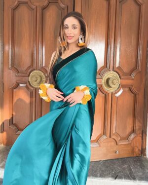 Mashal Khan Instagram - Such a beautiful saree @farahtalibaziz💕 

Hair and make up @astelbhatti
