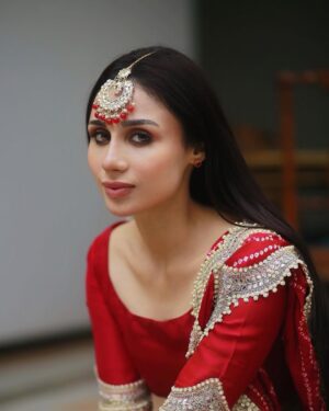 Mashal Khan Instagram - A red wedding look🌹

Outfit @sehrishrehan 
Hair and make up @astelbhatti 
Photography @chauhanified
Teeka from @essentialforherglam
