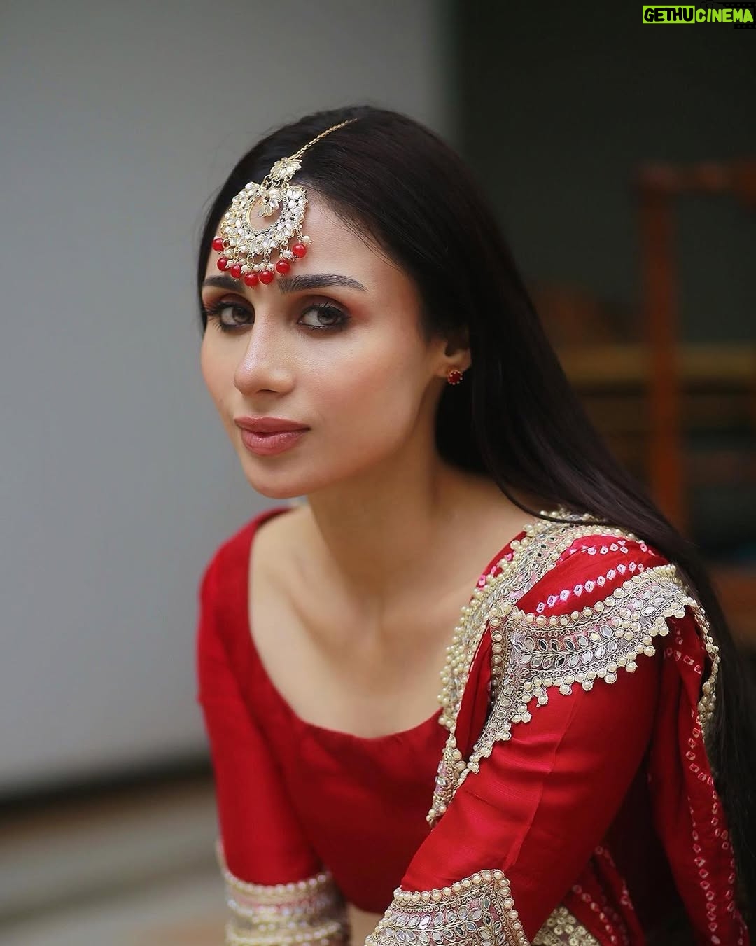 Mashal Khan - 71.2K Likes - A red wedding look🌹
Outfit @sehrishrehan
Hair and make up @astelbhatti
Photography @chauhanified
Teeka from @essentialforherglam