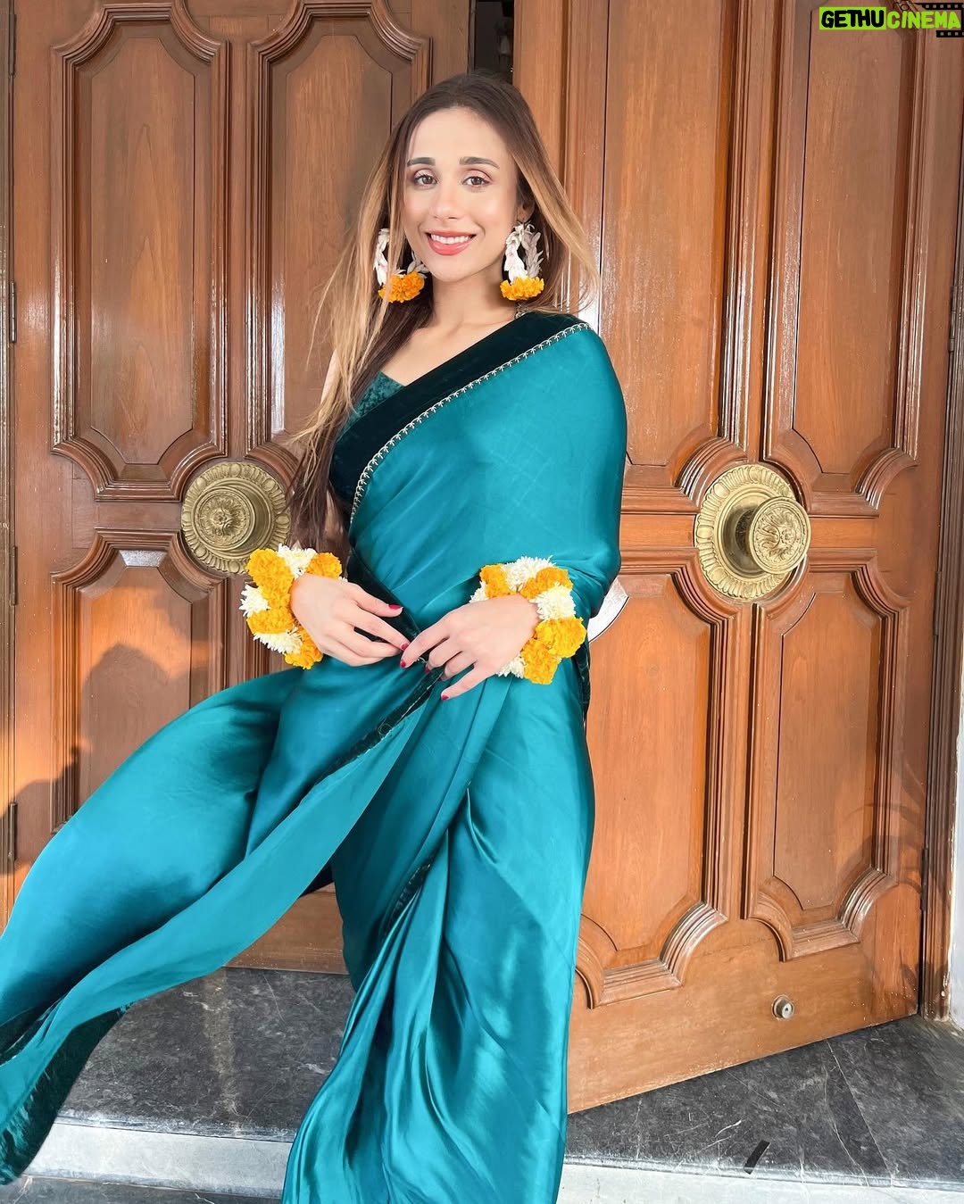 Mashal Khan - 32K Likes - Such a beautiful saree @farahtalibaziz💕
Hair and make up @astelbhatti