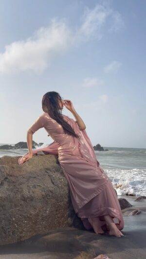 Mashal Khan Instagram - A day spent shooting in 50 degrees 
Wearing @sabarajputofficial💕 
Jewelery @ayeshaccessories💕
Hair and make up @astelbhatti 
Styled by @stylebywarda 
Photography/ videography @chauhanified