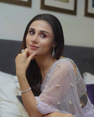 Mashal Khan Instagram - A never-ending love affair with sarees🕊

Make up and hair @astelbhatti💕
Wearing @farahtalibaziz💕