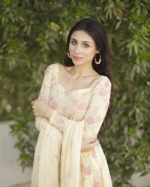 Mashal Khan Instagram - A little moment of yellow and sun 

Wearing @kayseria.official💛
Team @astelbhatti  @stylebywarda @chauhanified💛