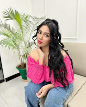 Mathira Instagram - Where can I apply for a permanent relationship? 
I have 7 years experience, minor trust issues and willing to argue on weekends? 💕💓💞💗
Photographer @saniasaeedkhan