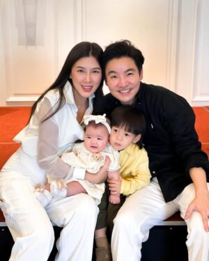 Matika Arthakornsiripho Instagram - วันนี้ขอถ่ายคู่กับลูกสาวบ้าง หนูอายุ 4 เดือนครึ่งแล้วนะคะ หนูทานเก่ง นอนเกือบยาว ร้องแค่ตอนหิว ขอให้เป็นน้องเล็กที่น่ารักของพี่วินเซนต์ตลอดนะคะ ฝาแฝดของปะป๊า
ปล.พี่ชายหอมเช้าเย็นเลยครับ 💕💕