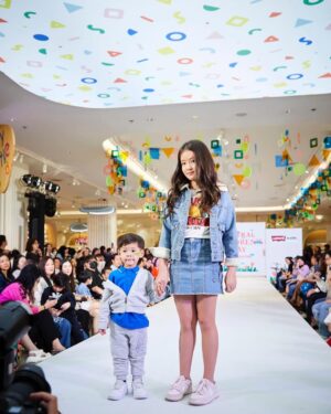 Matika Arthakornsiripho Instagram - วันนี้ลูกชายได้มาลองเดินแบบครั้งแรก พ่อกับแม่ลุ้นจนตัวโก่ง โชคดีได้พี่มากิมาช่วยพาเดินด้วยไม่งั้นแย่แน่ๆเลย เพราะอยู่หลังเวทีเจ้าลูกชายคอพับจะหลับแล้วแต่สุดท้ายก็ผ่านมาได้ ถือว่าเป็นประสบการณ์ที่ดีในวันเด็กอีกวันนะลูก วันนี้เราขนกันมาเชียร์พี่วินเซนต์กันทั้งบ้านเลย..รักที่สุด
#CentralDepartmetStore
#CentralChildrensDay
#วันเด็กแห่งชาติ