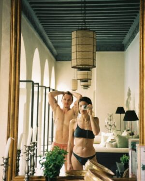 Matilde Breyner Instagram - No dia 10 de Fevereiro fizemos anos de namoro. 
São 9 anos a tirar fotos contra o espelho. Algumas até são do tempo em que se tirava fotografias na horizontal.
Happy Valentine’s ♥️
A melho está fim 📸