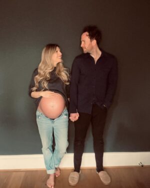Maude Hirst Instagram - 🤰FINAL DAYS BEFORE 2 BECOME 3🤰

@tlaws87 

#parentstobe #pregnant #babyontheway🍼