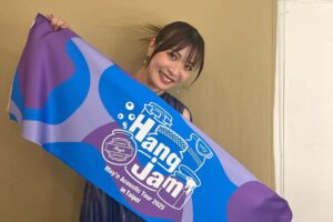 May'n Instagram - 2025.3.16
Hang jam vol.5 in Taipei🫙🫐

日本での公演を終え、アジア公演が始まりました🫐
台北からのスタート。
2回公演ありがとうございましたっ。

昨年のツアーでも行けたけど、
Hang jam的には2018年のvol.3で台北公演以来。
2020年のvol.4はコロナ禍で中止になってしまったので、5年越しのHang jam台北！が叶った日でした🥄

海外に行くたびに日本との違いみたいなものももちろん嬉しいんだけど、
それ以上に、
日本と同じだなあって感じられる想いでも、いつもパワーをもらえる。
国が違ってもおんなじなんてすごいことだなあって思う。

この世界で、ぜったいひとりぼっちなんかじゃないんだなあって思える。

だからこそ、
リクエストコーナーも海外でもやりたくて現地のみんなとおはなししながらさせてもらいました。
ところどころ中国語でもお話しできたの嬉しかったなあ。

今回、mc、本編は全部中国語でできたからアンコール入れても90%くらい？は中国語で話せた。自分でもびっくりした。その場で思ったことも話せたしヒアリング能力も上がってた。😎

頑張るパワーはいつだってライ部の部員です。
中国語、もっともっと勉強したいっ。

いつも、ありがとう。
台北、またねっ。

次は3/22、韓国ソウル公演🇰🇷
どんなセットリストになるのかなっ。わくわく。

#Mayn #MaynHj5 #アコースティック