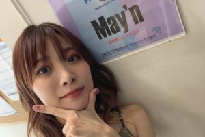 May'n Instagram - 2025.3.16
Hang jam vol.5 in Taipei🫙🫐

日本での公演を終え、アジア公演が始まりました🫐
台北からのスタート。
2回公演ありがとうございましたっ。

昨年のツアーでも行けたけど、
Hang jam的には2018年のvol.3で台北公演以来。
2020年のvol.4はコロナ禍で中止になってしまったので、5年越しのHang jam台北！が叶った日でした🥄

海外に行くたびに日本との違いみたいなものももちろん嬉しいんだけど、
それ以上に、
日本と同じだなあって感じられる想いでも、いつもパワーをもらえる。
国が違ってもおんなじなんてすごいことだなあって思う。

この世界で、ぜったいひとりぼっちなんかじゃないんだなあって思える。

だからこそ、
リクエストコーナーも海外でもやりたくて現地のみんなとおはなししながらさせてもらいました。
ところどころ中国語でもお話しできたの嬉しかったなあ。

今回、mc、本編は全部中国語でできたからアンコール入れても90%くらい？は中国語で話せた。自分でもびっくりした。その場で思ったことも話せたしヒアリング能力も上がってた。😎

頑張るパワーはいつだってライ部の部員です。
中国語、もっともっと勉強したいっ。

いつも、ありがとう。
台北、またねっ。

次は3/22、韓国ソウル公演🇰🇷
どんなセットリストになるのかなっ。わくわく。

#Mayn #MaynHj5 #アコースティック