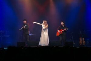 May'n Instagram - 2025.3.16
Hang jam vol.5 in Taipei🫙🫐

日本での公演を終え、アジア公演が始まりました🫐
台北からのスタート。
2回公演ありがとうございましたっ。

昨年のツアーでも行けたけど、
Hang jam的には2018年のvol.3で台北公演以来。
2020年のvol.4はコロナ禍で中止になってしまったので、5年越しのHang jam台北！が叶った日でした🥄

海外に行くたびに日本との違いみたいなものももちろん嬉しいんだけど、
それ以上に、
日本と同じだなあって感じられる想いでも、いつもパワーをもらえる。
国が違ってもおんなじなんてすごいことだなあって思う。

この世界で、ぜったいひとりぼっちなんかじゃないんだなあって思える。

だからこそ、
リクエストコーナーも海外でもやりたくて現地のみんなとおはなししながらさせてもらいました。
ところどころ中国語でもお話しできたの嬉しかったなあ。

今回、mc、本編は全部中国語でできたからアンコール入れても90%くらい？は中国語で話せた。自分でもびっくりした。その場で思ったことも話せたしヒアリング能力も上がってた。😎

頑張るパワーはいつだってライ部の部員です。
中国語、もっともっと勉強したいっ。

いつも、ありがとう。
台北、またねっ。

次は3/22、韓国ソウル公演🇰🇷
どんなセットリストになるのかなっ。わくわく。

#Mayn #MaynHj5 #アコースティック