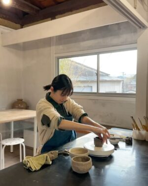 Mayu Hotta Instagram - ・
地元滋賀に帰り
伝統工芸である信楽焼を体験してきました。
作成過程が本当に楽しく、
陶芸の魅力を直接感じることのできる
素敵な時間を過ごすことができました☀️
挑戦したリバーシブル丸台皿と茶碗は、
信楽焼ならではの独特の風合いや温かみのある作品に
仕上がり、特別な価値を感じます。
アートヴィラさんに記事にしていただいているので
ぜひ覗いてみてくださいね🙏

@artovilla_jp
@shigaraki.ogama
