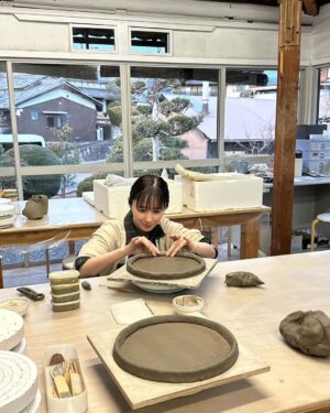 Mayu Hotta Instagram - ・
地元滋賀に帰り
伝統工芸である信楽焼を体験してきました。
作成過程が本当に楽しく、
陶芸の魅力を直接感じることのできる
素敵な時間を過ごすことができました☀️
挑戦したリバーシブル丸台皿と茶碗は、
信楽焼ならではの独特の風合いや温かみのある作品に
仕上がり、特別な価値を感じます。
アートヴィラさんに記事にしていただいているので
ぜひ覗いてみてくださいね🙏

@artovilla_jp
@shigaraki.ogama