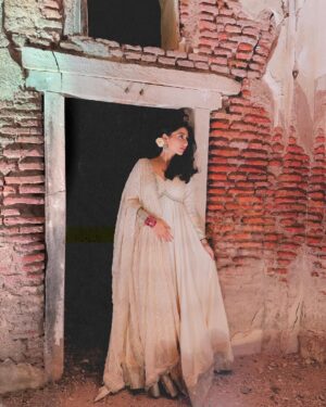 Mazel Vyas Instagram - Lafz karenge ishaara jaane ka, tum aankhein dekh kar ruk jaana
🦢🪞🪷
.
.
#ootn #oldschool #traditional #oldheritage #safed