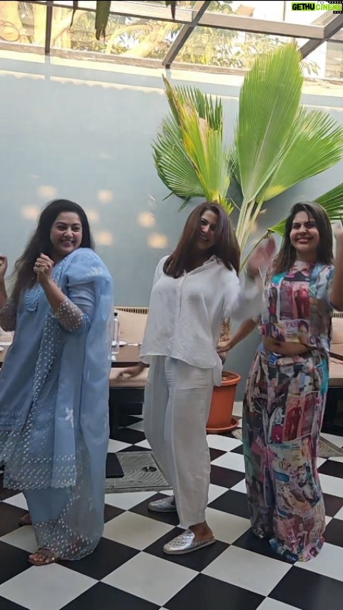 Meena - 214.3K Likes - Madness over mind and matters.....that's US 💞💞💞
#beautifulgirls #craziness #funtimes
@sangithakrish @maheswari_actress