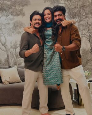 Meenakshi Anoop Instagram - When you’re ready for a cute photo, but your bros think it’s a WWE promo shoot👀

@ramzan______mhmd : If I had an older brother, he’d exactly act like this… which means chaos would be guaranteed and I’d never know peace 🤦🏻‍♀️ 

@_unnilalu : as the media says ഉണ്ണിലാലുവിന് മീനാക്ഷിയോടുള്ള സ്നേഹം കണ്ടാൽ നിങ്ങൾ ഞെട്ടും👀