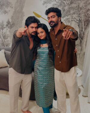 Meenakshi Anoop Instagram - When you’re ready for a cute photo, but your bros think it’s a WWE promo shoot👀

@ramzan______mhmd : If I had an older brother, he’d exactly act like this… which means chaos would be guaranteed and I’d never know peace 🤦🏻‍♀️ 

@_unnilalu : as the media says ഉണ്ണിലാലുവിന് മീനാക്ഷിയോടുള്ള സ്നേഹം കണ്ടാൽ നിങ്ങൾ ഞെട്ടും👀