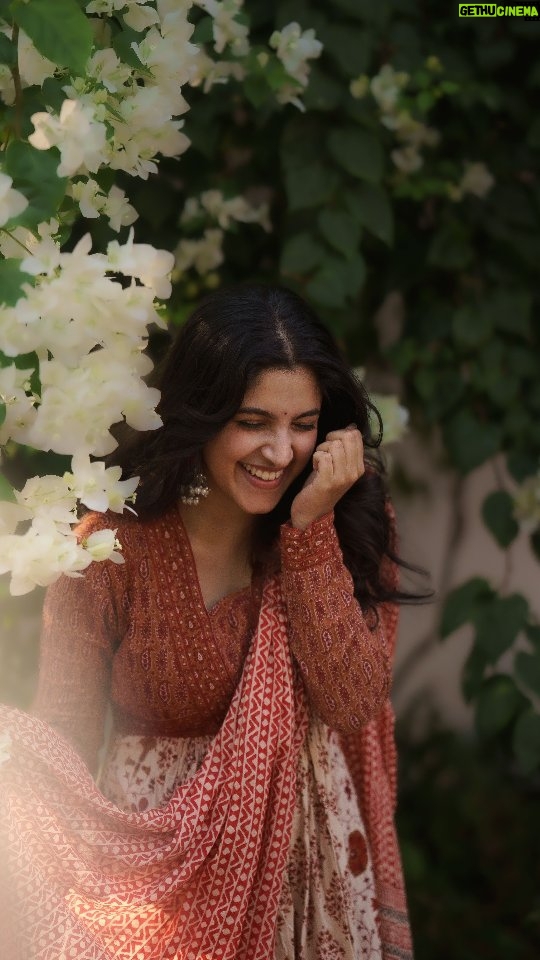 Meenakshi Dinesh - 81.6K Likes - PHOOL - ish🌸🍃
.
Ft @meenaaxi_ 🤍
.
📸 : @sour__v👨🦯
.
✂️🎨: @edits.ofv ✨