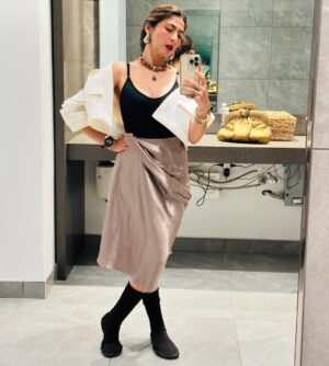 Meesha Shafi Instagram - ‘If you could walk a mile in my sock shoes… you’d go to #spadina too’ 

Thank you for a fantastic evening @warnermusiccanada @91northrecords @socanmusic 💫🫶🏼

#music #community #Toronto #art #culture #fashion #bigcitylife #singer #songwriter