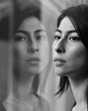 Meesha Shafi Instagram - A portrait of Meesha Shafi @meesha.shafi taken for my first book, Dharkan

#meeshashafi #portrait #portraitphotography #pakistan #bnwportrait #portraiture
