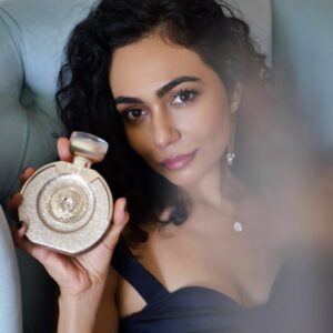 Meghana Kaushik Instagram - A luxurious fragrance that stays with you 🖤✨️🖤 
.
.
Alluring, Confident, Timeless, Elegant....Bella Vita Paradiso is a fragrance that no man will ever forget ladies . 🖤✨️🖤 
I love the sweet musky notes, perfect to Make a statement this holiday season 😘
.
.
@guess @beautyconcepts_india 
#bellavitaparadiso #guessfragrance #loveguess 
.
.
.
.
.
.
.

#collab #luxury #fragrance #perfume #meghanakaushik #luxurylifestyle #holidayshopping #holidaymood #holidaygifts #elegant #confident #makeastatement #wearyourownstyle #divine #classy