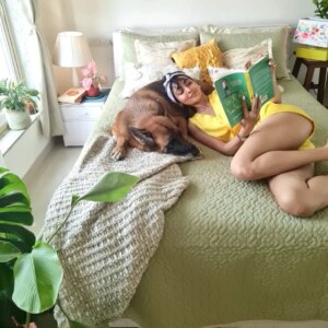 Meghana Kaushik Instagram - Who else is Sunday-ING like this ?? Leave a heart 💛
.
.
.
.
.
.
.
#sundayinbed #sunday #portrait #mood #introvert #relatable #memes #gratitude #meghanakaushik #homebody