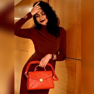 Meghana Kaushik Instagram - HOT CHOCOLATE with Cranberry anyone??? 🤎🖤🤎
.
.
Bag @hidesignhq
.
.
.
( winter, winter fashion, date Night, classy, formal , sexy , chic, brown, red, ootd) 
.
.
.
.
.
.
.
.
#ootd #datenight #winteroutfit #chic #slay #meghanakaushik #brown #fyp #explorepage #explore