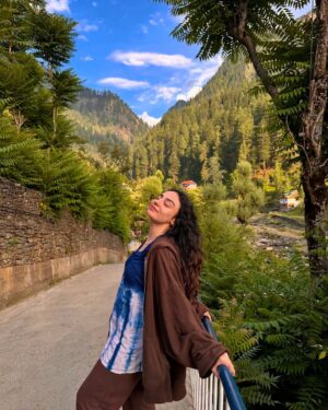 Mehar Bano Instagram - July was like a love song. I romanticised longing for my lover (though he was right beside me), made friends with trees, discovered that my existence is spectacularly futile in the grand scheme of the merry go round that is the universe, but it still honours me. Loves me to bits. And I love it right back 💖