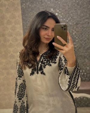Mehar Bano Instagram - My daily faces as per me and my husbands WhatsApp conversations ft. @mahya.jewellery
Kurta in first slide from @zainabsalmanofficial
