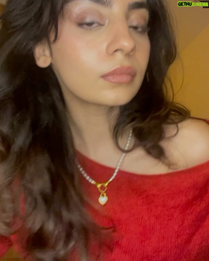 Mehar Bano - 4.2K Likes - My daily faces as per me and my husbands WhatsApp conversations ft. @mahya.jewellery
Kurta in first slide from @zainabsalmanofficial