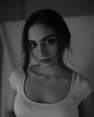 Mehar Bano Instagram - Did every millennial girl have that phase in the 2010s when the only makeup they owned was a Hashmi Kajal stick and a lip smacker? 

Photographed by @seemabsaqibkhan 
Makeup by @maryamluni 
.
.
.
.
.
.
.
.
.
.
.
.
.
.
.
.
.
.
.
.
.
.
.
.
.
.
.
.
#meharbano
