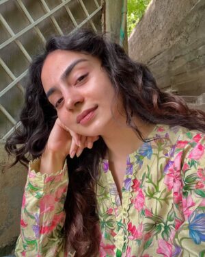 Mehar Bano Instagram - July was like a love song. I romanticised longing for my lover (though he was right beside me), made friends with trees, discovered that my existence is spectacularly futile in the grand scheme of the merry go round that is the universe, but it still honours me. Loves me to bits. And I love it right back 💖