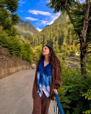 Mehar Bano Instagram - July was like a love song. I romanticised longing for my lover (though he was right beside me), made friends with trees, discovered that my existence is spectacularly futile in the grand scheme of the merry go round that is the universe, but it still honours me. Loves me to bits. And I love it right back 💖